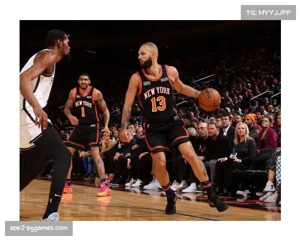 洛里昂主场球迷高唱队歌，为球队逆转加油助威